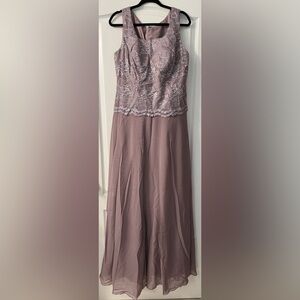 Elegant Sleeveless Lace Overlay Top Sample Dress with Lace Jacket